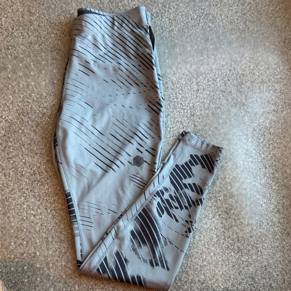 ASICS Women’s Medium D1 Athletic Gray and Black Leggings Reflective ASICS Logo